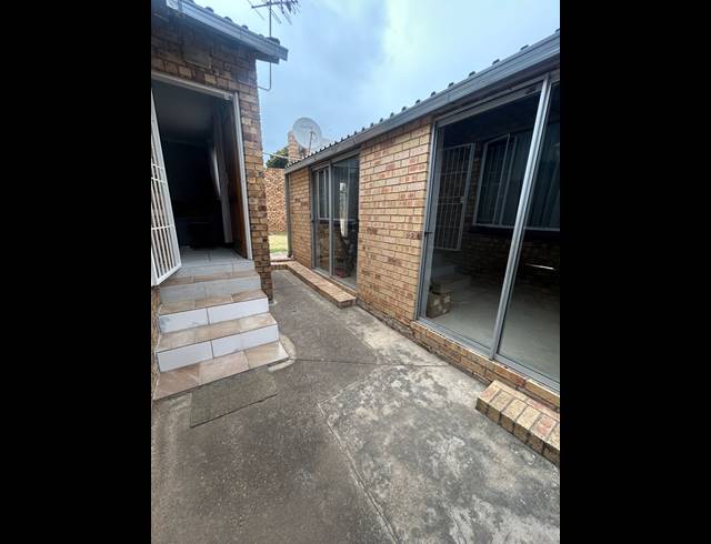 2 BEDROOM CLUSTER FOR SALE IN TERENURE